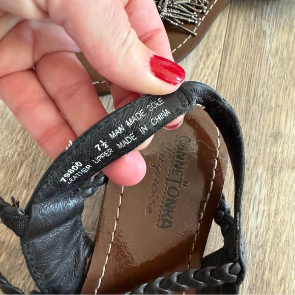 Minnetonka Moccasins Metallic Fringe Thong Leather Sandals - Picture 6 of 7